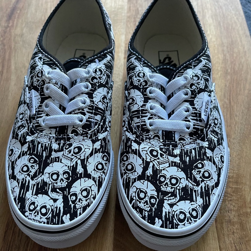 Glow in the dark skull Vans